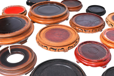 Collection vari&eacute;e de socles en bois sculpt&eacute;, Chine, 19&egrave;me/20&egrave;me si&egrave;cle