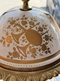 Een paar zeer grote S&egrave;vres-stijl porseleinen vazen met vergulde monturen, 20ste eeuw