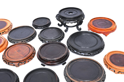 Collection vari&eacute;e de socles en bois sculpt&eacute;, Chine, 19&egrave;me/20&egrave;me si&egrave;cle