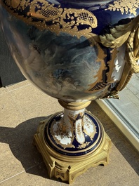 Een paar zeer grote S&egrave;vres-stijl porseleinen vazen met vergulde monturen, 20ste eeuw