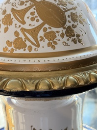 Een paar zeer grote S&egrave;vres-stijl porseleinen vazen met vergulde monturen, 20ste eeuw