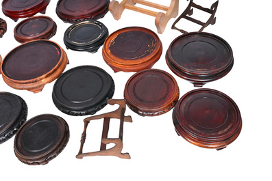 Collection vari&eacute;e de socles en bois sculpt&eacute;, Chine, 19&egrave;me/20&egrave;me si&egrave;cle