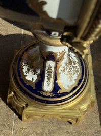 Een paar zeer grote S&egrave;vres-stijl porseleinen vazen met vergulde monturen, 20ste eeuw