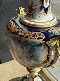 Een paar zeer grote S&egrave;vres-stijl porseleinen vazen met vergulde monturen, 20ste eeuw