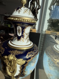 Een paar zeer grote S&egrave;vres-stijl porseleinen vazen met vergulde monturen, 20ste eeuw