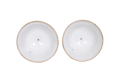 Een paar zeer grote S&egrave;vres-stijl porseleinen vazen met vergulde monturen, 20ste eeuw