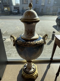 Een paar zeer grote S&egrave;vres-stijl porseleinen vazen met vergulde monturen, 20ste eeuw