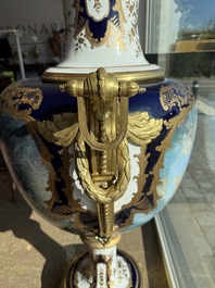 Een paar zeer grote S&egrave;vres-stijl porseleinen vazen met vergulde monturen, 20ste eeuw