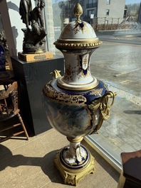 Een paar zeer grote S&egrave;vres-stijl porseleinen vazen met vergulde monturen, 20ste eeuw