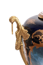 Een paar zeer grote S&egrave;vres-stijl porseleinen vazen met vergulde monturen, 20ste eeuw