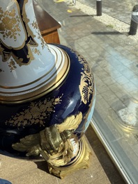 Een paar zeer grote S&egrave;vres-stijl porseleinen vazen met vergulde monturen, 20ste eeuw