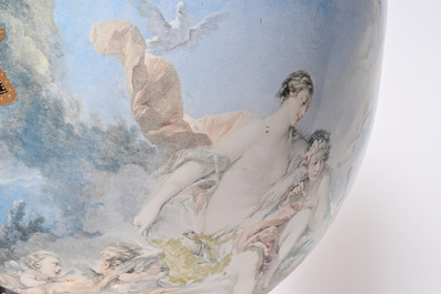 Een paar zeer grote S&egrave;vres-stijl porseleinen vazen met vergulde monturen, 20ste eeuw