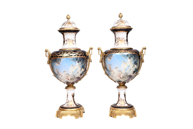 Een paar zeer grote S&egrave;vres-stijl porseleinen vazen met vergulde monturen, 20ste eeuw
