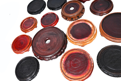 Collection vari&eacute;e de socles en bois sculpt&eacute;, Chine, 19&egrave;me/20&egrave;me si&egrave;cle