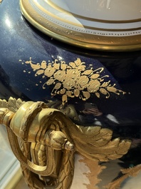 Een paar zeer grote S&egrave;vres-stijl porseleinen vazen met vergulde monturen, 20ste eeuw