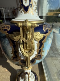 Een paar zeer grote S&egrave;vres-stijl porseleinen vazen met vergulde monturen, 20ste eeuw