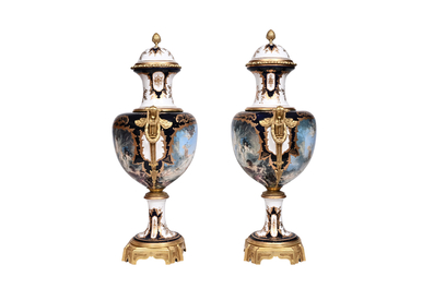 Een paar zeer grote S&egrave;vres-stijl porseleinen vazen met vergulde monturen, 20ste eeuw