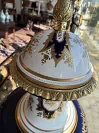 Een paar zeer grote S&egrave;vres-stijl porseleinen vazen met vergulde monturen, 20ste eeuw