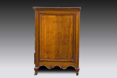 Commode en ch&ecirc;ne &agrave; quatre tiroirs et d&eacute;cor floral, Li&egrave;ge, 18&egrave;me si&egrave;cle