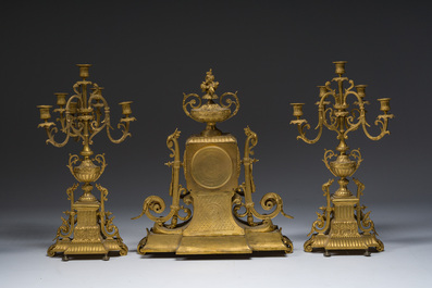 Importante garniture de chemin&eacute;e d'une pendule et deux candelabres en bronze dor&eacute;, France, 19&egrave;me si&egrave;cle