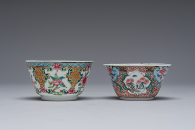 Paire d'assiettes &agrave; d&eacute;cor de faisan parmi des branches fleuries et deux tasses &agrave; d&eacute;cor floralen porcelaine de Chine famille rose, Yongzheng/Qianlong