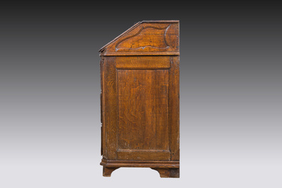 Bureau-secr&eacute;taire en ch&ecirc;ne &agrave; d&eacute;cor floral, Li&egrave;ge, 18&egrave;me si&egrave;cle