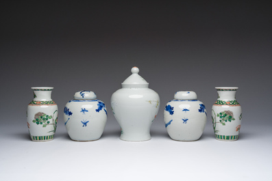 Five Chinese blue and white, famille rose and famille verte vases, 19th/20th C.