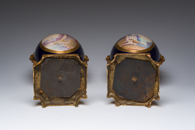 Paire de vases couvertes &agrave; fond bleu royale &agrave; la mani&egrave;re de S&egrave;vres aux montures dor&eacute;es et &agrave; d&eacute;cor de sc&egrave;ne d'amour, France, 20&egrave;me si&egrave;cle