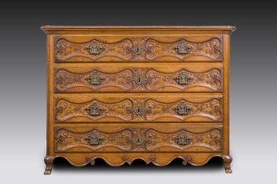 Commode en ch&ecirc;ne &agrave; quatre tiroirs et d&eacute;cor floral, Li&egrave;ge, 18&egrave;me si&egrave;cle