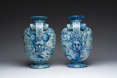 Een paar Italiaanse blauw-witte vazen met mythologische voorstellingen, Cantagalli, laat 19de eeuw