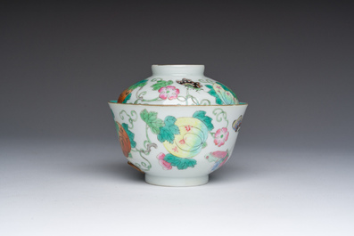 Bol couvert en porcelaine de Chine famille rose &agrave; d&eacute;cor de papillons et de melons, marque et &eacute;poque de Jiaqing