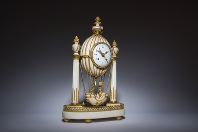 Pendule portique en marbre blanc de carrare et bronze dor&eacute; dite '&agrave; la Montgolfi&egrave;re', France, fin du 18&egrave;me/d&eacute;but du 19&egrave;me si&egrave;cle
