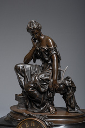 Pendule de chemin&eacute;e en bronze patin&eacute; et dor&eacute; et marbre noir couronn&eacute;e d'Erato par Mercier, France, 19&egrave;me si&egrave;cle