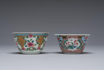 Paire d'assiettes &agrave; d&eacute;cor de faisan parmi des branches fleuries et deux tasses &agrave; d&eacute;cor floralen porcelaine de Chine famille rose, Yongzheng/Qianlong