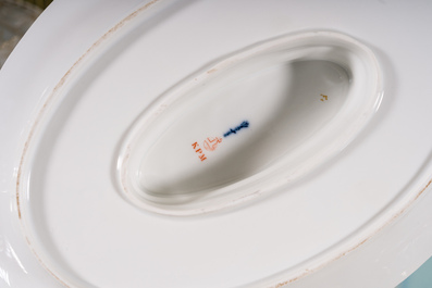 Een uitgebreid Duits 160-delig deels verguld en opengewerkt porseleinen servies met floraal decor, KPM, Berlijn, 19de/20ste eeuw