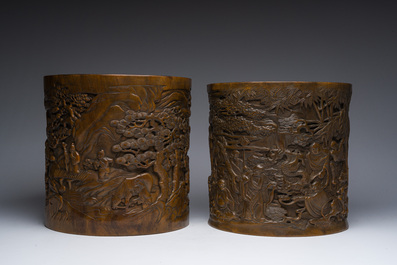 Deux pots &agrave; pinceaux ou rouleaux en bois sculpt&eacute;, Chine, 19&egrave;me/20&egrave;me si&egrave;cle
