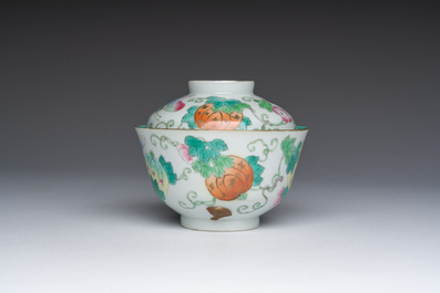 Bol couvert en porcelaine de Chine famille rose &agrave; d&eacute;cor de papillons et de melons, marque et &eacute;poque de Jiaqing