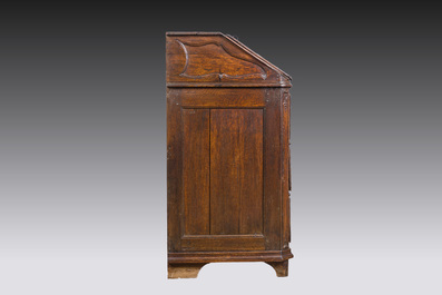 Bureau-secr&eacute;taire en ch&ecirc;ne &agrave; d&eacute;cor floral, Li&egrave;ge, 18&egrave;me si&egrave;cle