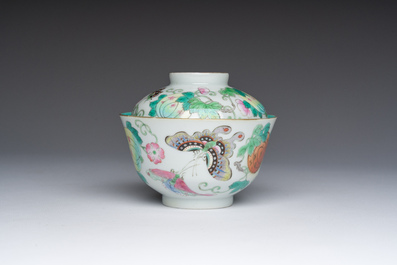 Bol couvert en porcelaine de Chine famille rose &agrave; d&eacute;cor de papillons et de melons, marque et &eacute;poque de Jiaqing