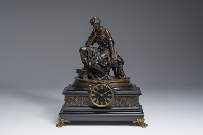 Pendule de chemin&eacute;e en bronze patin&eacute; et dor&eacute; et marbre noir couronn&eacute;e d'Erato par Mercier, France, 19&egrave;me si&egrave;cle