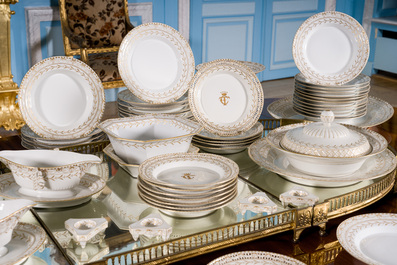 Een uitgebreid Duits 160-delig deels verguld en opengewerkt porseleinen servies met floraal decor, KPM, Berlijn, 19de/20ste eeuw