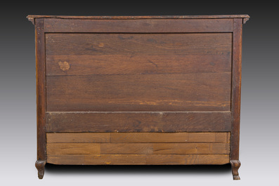 Commode en ch&ecirc;ne &agrave; quatre tiroirs et d&eacute;cor floral, Li&egrave;ge, 18&egrave;me si&egrave;cle