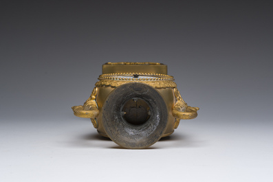 Pendule de chemin&eacute;e en bronze dor&eacute; de style empire &agrave; d&eacute;cor de cygnes, France, 19&egrave;me/20&egrave;me si&egrave;cle