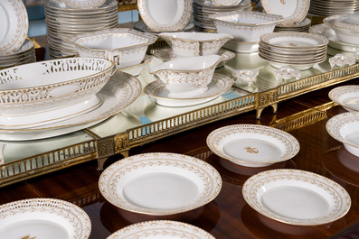 Een uitgebreid Duits 160-delig deels verguld en opengewerkt porseleinen servies met floraal decor, KPM, Berlijn, 19de/20ste eeuw