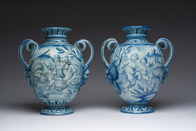 Een paar Italiaanse blauw-witte vazen met mythologische voorstellingen, Cantagalli, laat 19de eeuw