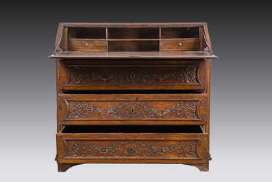 Bureau-secr&eacute;taire en ch&ecirc;ne &agrave; d&eacute;cor floral, Li&egrave;ge, 18&egrave;me si&egrave;cle