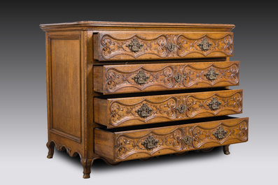 Commode en ch&ecirc;ne &agrave; quatre tiroirs et d&eacute;cor floral, Li&egrave;ge, 18&egrave;me si&egrave;cle