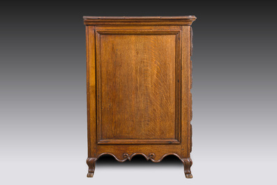 Commode en ch&ecirc;ne &agrave; quatre tiroirs et d&eacute;cor floral, Li&egrave;ge, 18&egrave;me si&egrave;cle