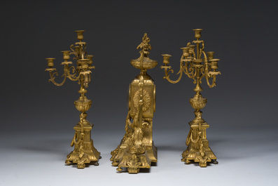 Importante garniture de chemin&eacute;e d'une pendule et deux candelabres en bronze dor&eacute;, France, 19&egrave;me si&egrave;cle