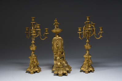 Importante garniture de chemin&eacute;e d'une pendule et deux candelabres en bronze dor&eacute;, France, 19&egrave;me si&egrave;cle